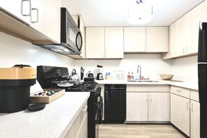 Refrigerador, microondas, horno y parrilla de estufa