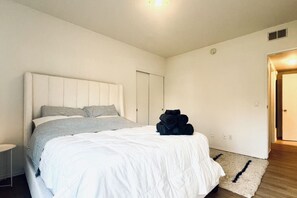 2 habitaciones, escritorio y tabla de planchar con plancha