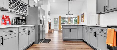 Jääkaappi, mikroaaltouuni, uuni, liesi