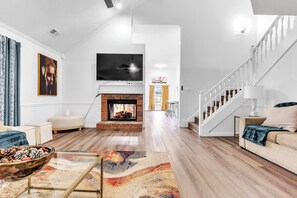 Smart TV, fireplace - Modern, Freshly Updated 5- Bedroom Brick Home just Minutes from the airport. (Memphis)