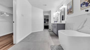 5 bedrooms, in-room safe, desk, iron/ironing board