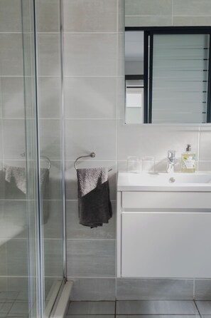 Serviettes fournies, papier toilette