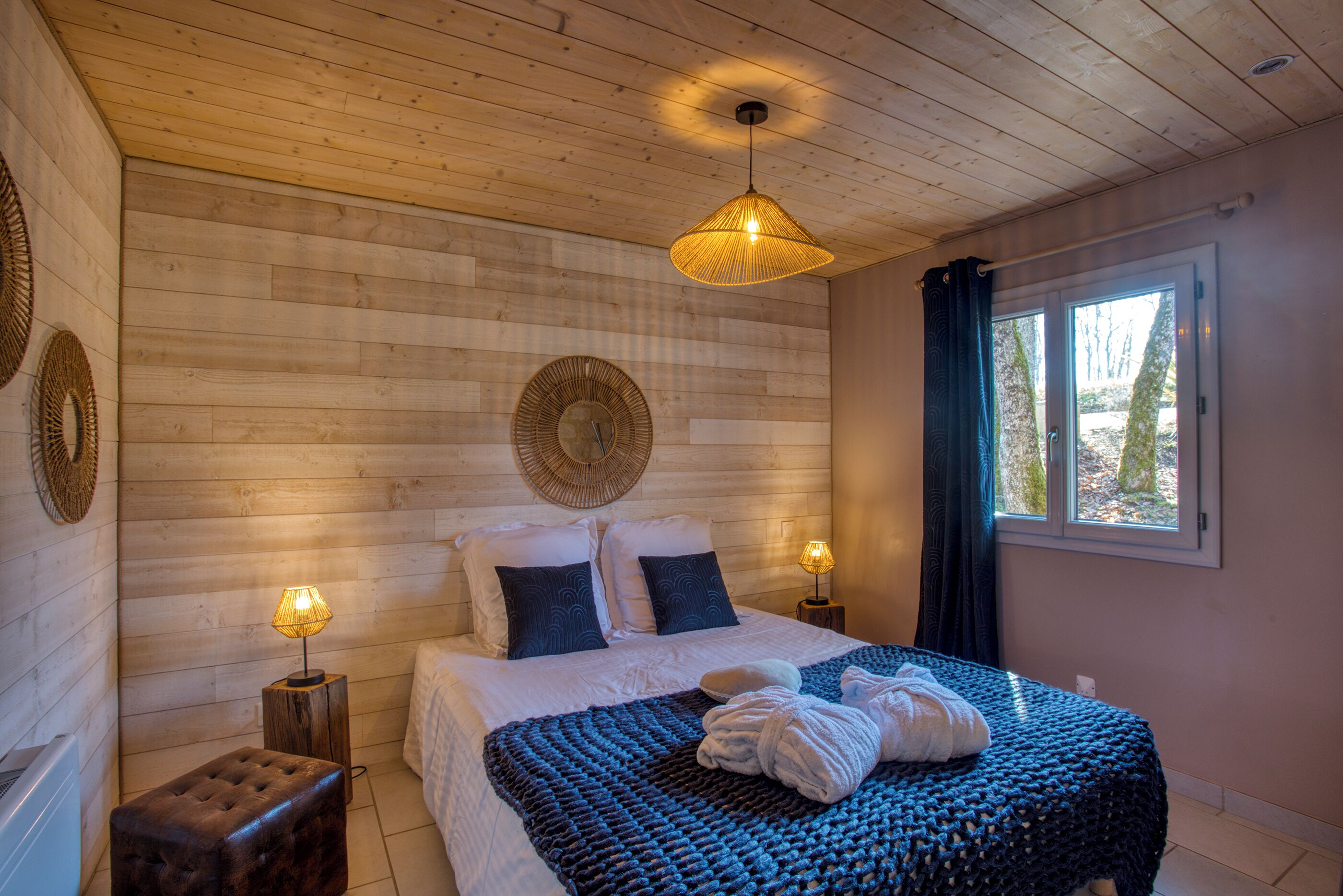 1 bedroom, bed sheets