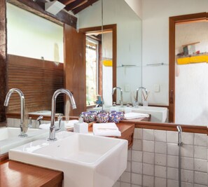 Maison, 4 chambres, piscine privée | Salle de bain | Douche, sèche-cheveux, serviettes fournies, papier toilette