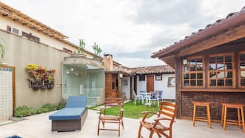 Casa, 4 quartos, piscina particular | Piscina | Piscina interna, guarda-sóis