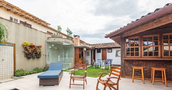 Maison, 4 chambres, piscine privée | Piscine | Piscine couverte, parasols de plage