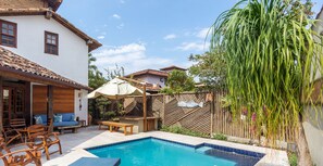 Maison, 4 chambres, piscine privée | Piscine | Piscine couverte, parasols de plage