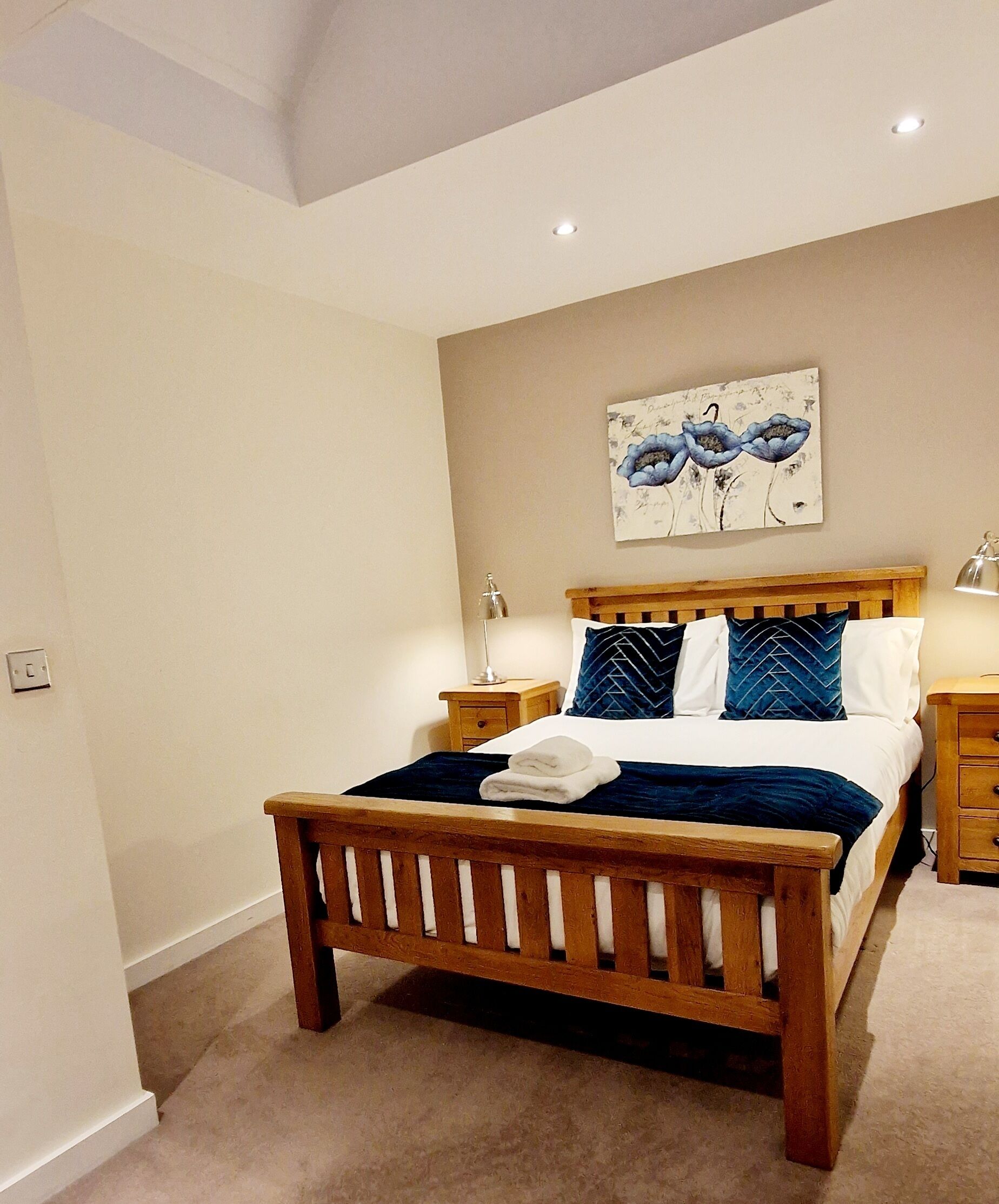 1 chambre, bureau, fer et planche à repasser, lit parapluie