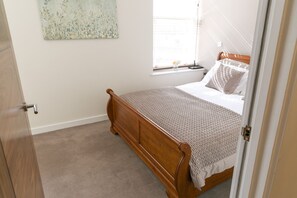 1 Schlafzimmer, Schreibtisch, Bügeleisen/Bügelbrett, Reisekinderbett