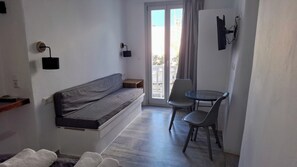 Dobbeltrom – comfort, sjøutsikt | Blendingsgardiner, strykejern/-brett, wi-fi (inkludert) og sengetøy