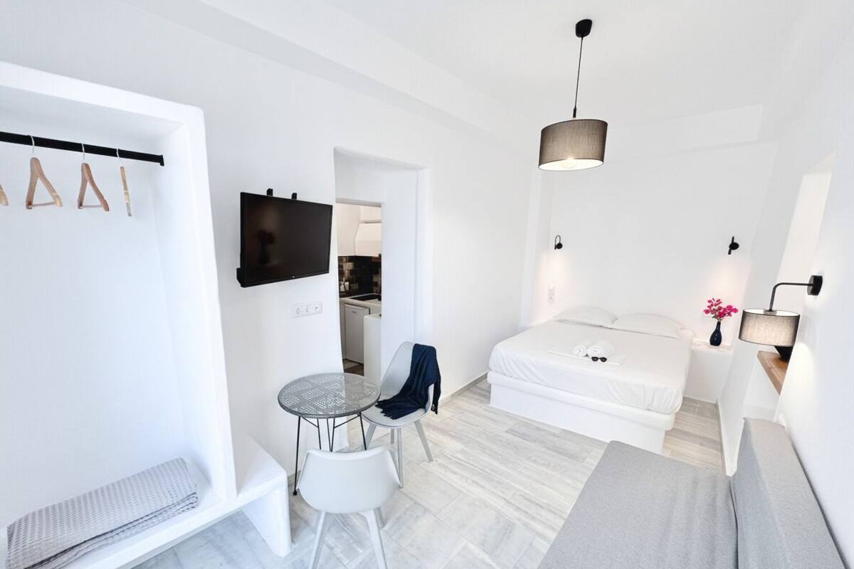 Dobbeltrom, 1 queensize-seng med sovesofa, balkong, sjøutsikt | Skrivebord, skrivebord for bærbar PC og blendingsgardiner