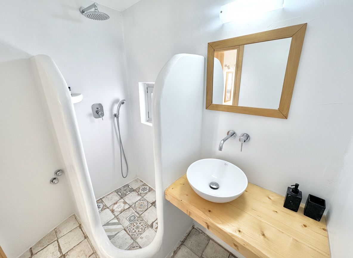 Quarto casal, terraço, vista para a cidade | Banheiro | Chuveiro, chuveiro com efeito de chuva, secador de cabelo 