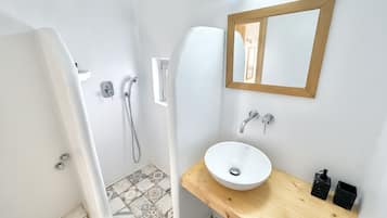 Quarto casal, terraço, vista para a cidade | Banheiro | Chuveiro, chuveiro com efeito de chuva, secador de cabelo