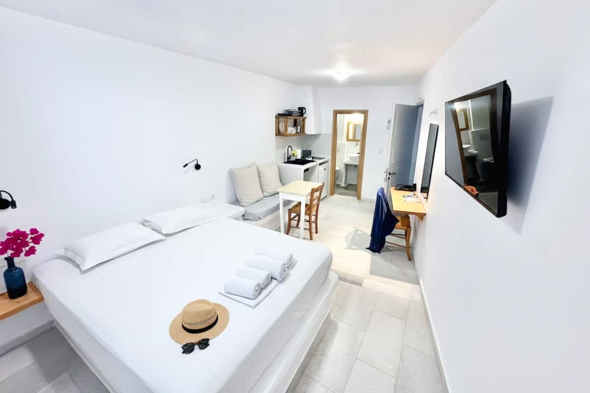 Escritorio, espacio para trabajar con laptop y cortinas blackout