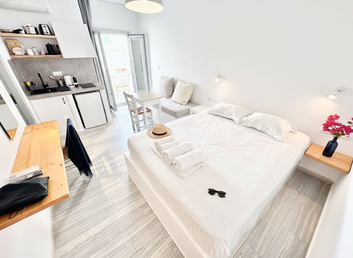 Dobbeltrom, 1 queensize-seng med sovesofa, balkong, byutsikt | Skrivebord, skrivebord for bærbar PC og blendingsgardiner