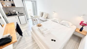 Tweepersoonskamer, 1 queensize bed met slaapbank, balkon, uitzicht op stad | Een bureau, een laptopwerkplek, verduisterende gordijnen