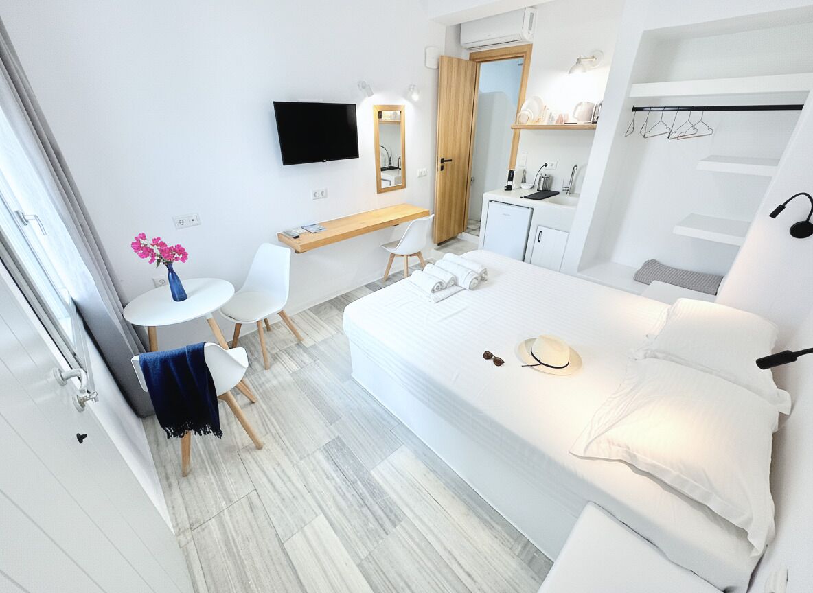 Dobbeltrom, terrasse, byutsikt | Skrivebord, skrivebord for bærbar PC og blendingsgardiner