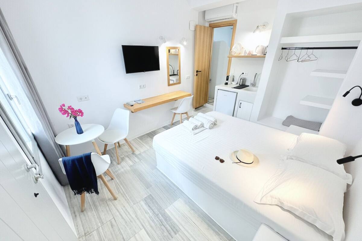 Dobbeltrom, terrasse, byutsikt | Skrivebord, skrivebord for bærbar PC og blendingsgardiner