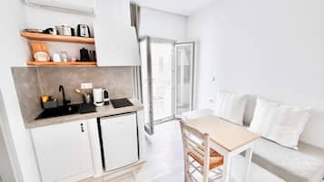 Dubbelrum - 1 queensize-sÀng med bÀddsoffa - balkong - utsikt mot staden | Eget pentry | Stort kylskÄp, espressobryggare, vattenkokare och brödrost