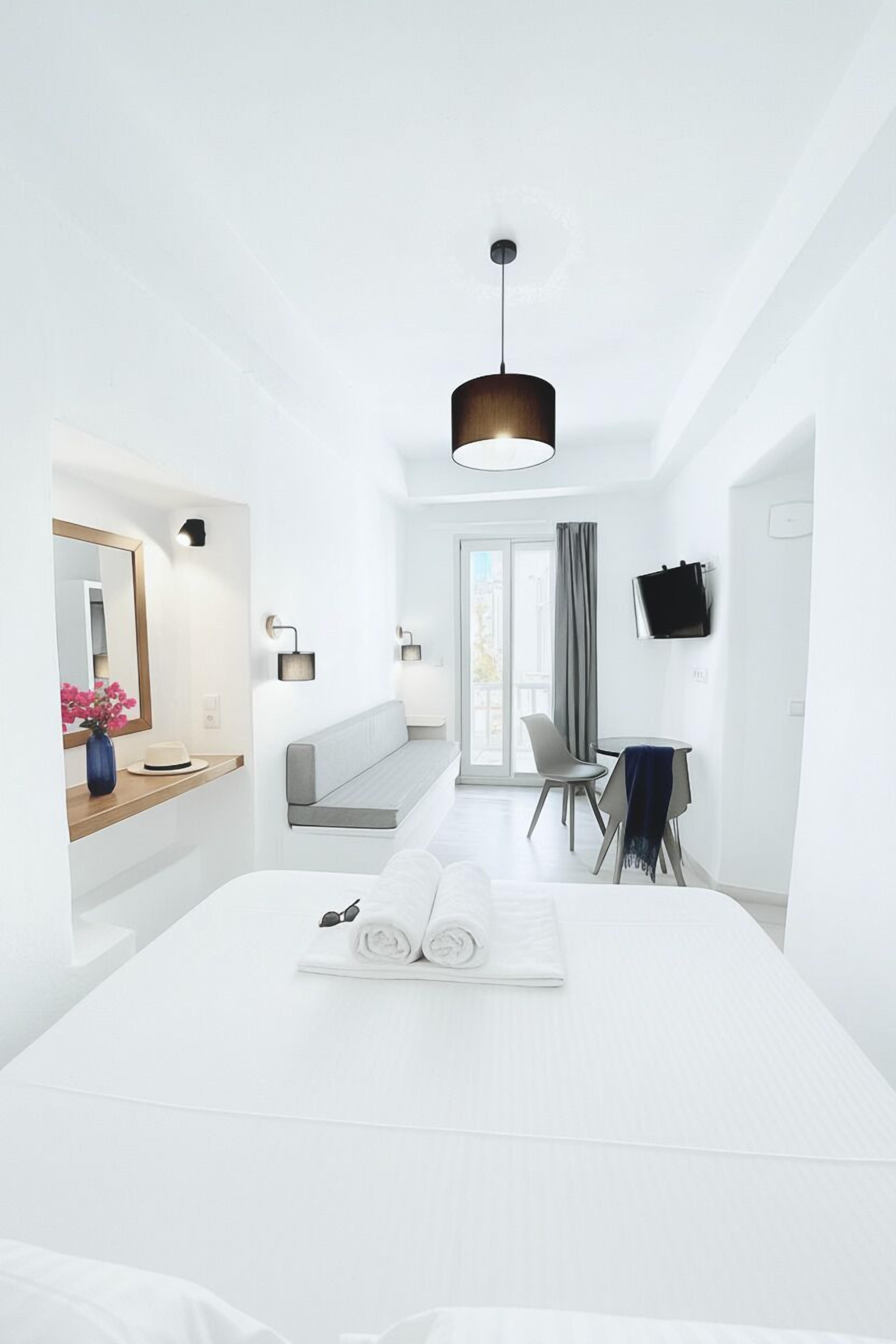 Escritorio, espacio para trabajar con laptop y cortinas blackout 