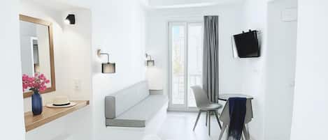 Habitación doble, 1 cama Queen size y sofá cama, balcón, vista al mar | Escritorio, espacio para trabajar con laptop y cortinas blackout