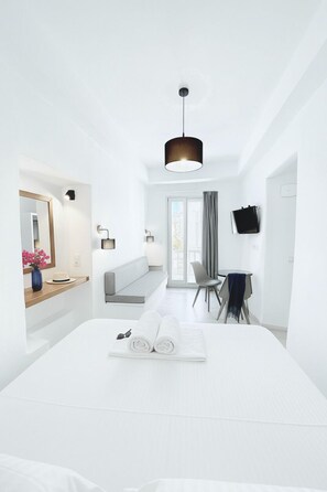 Tweepersoonskamer, 1 queensize bed met slaapbank, balkon, uitzicht op zee | Een bureau, een laptopwerkplek, verduisterende gordijnen