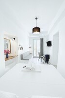 Escritorio, espacio para trabajar con laptop y cortinas blackout 