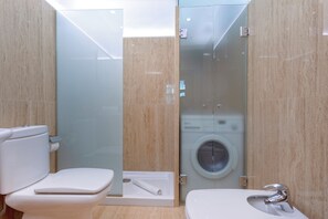 Een douche, een haardroger, handdoeken