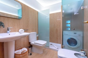 Regadera, secadora de cabello, bidet, toallas
