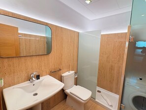 Douche, sèche-cheveux, serviettes fournies