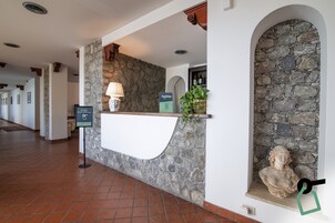 ฝ่ายต้อนรับ
