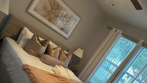 A bedroom with a bed, a ceiling fan, a window with curtains, and a framed picture on the wall. - Cozy townhouse close to Disney, Universal parks, restaurant with prkg free (Kissimmee)