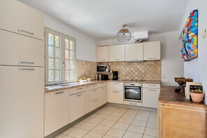 Een koelkast, een microgolfoven, een oven, een vaatwasser