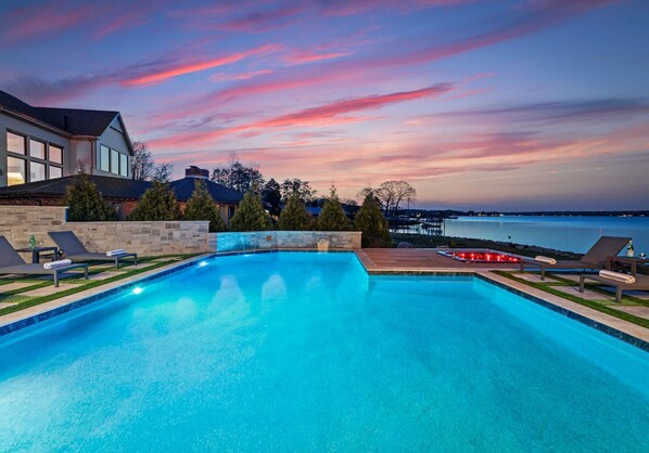Casa de lujo, varias camas (Circle Hollow) | Piscina | Una piscina al aire libre de temporada, una piscina climatizada
