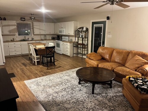 Cozy 1-bedroom apartment with WiFi, AC in fabulous Mineola