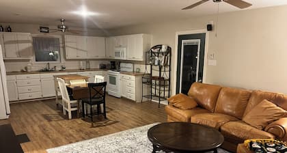 Cozy 1-bedroom apartment with WiFi, AC in fabulous Mineola