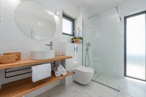 Dusj, hårføner og håndklær