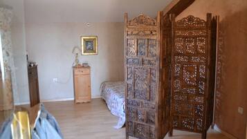 1 slaapkamer, een strijkplank/strijkijzer, beddengoed