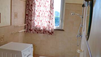 Een douche, een haardroger, handdoeken, zeep