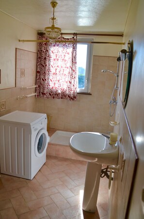 Dusche, Haartrockner, Handtücher, Seife