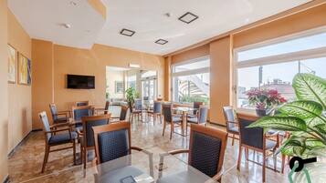 Colazione a buffet, servita tutte le mattine (8 EUR a persona)