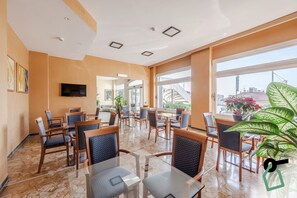 Daily buffet breakfast (EUR 8 per person) - Hotiday Room Collection - Varazze (Varazze)
