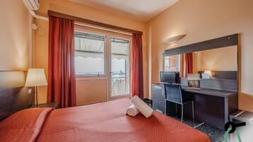 Camera doppia, balcone | Una cassaforte in camera, una scrivania, Wi-Fi gratuito