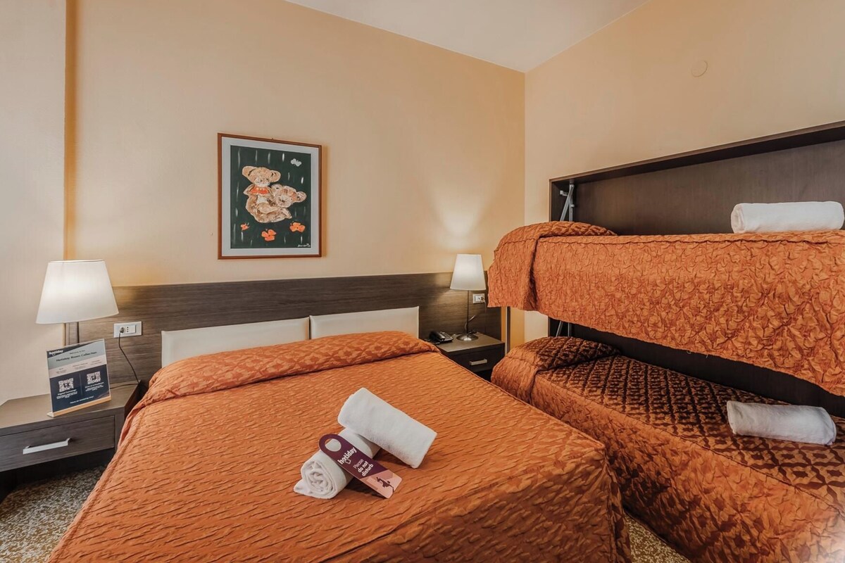 Quadruple Room, Balcony | Peti besi dalam bilik, meja, Wi-fi percuma 