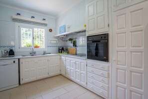 Køleskab, mikrobølgeovn, ovn, opvaskemaskine