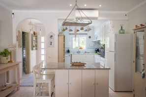 Kühlschrank, Mikrowelle, Ofen, Geschirrspüler