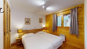 2 bedrooms, iron/ironing board, bed sheets