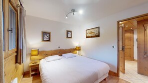 2 bedrooms, iron/ironing board, bed sheets