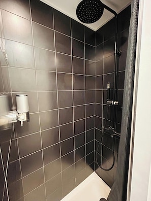 Douche, serviettes fournies