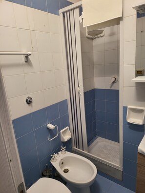 Doccia, asciugacapelli, bidet, asciugamani